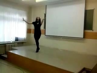 девушка красиво танцует лезгинку