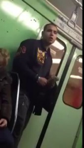 Цыган отрабатывает телефон в метро