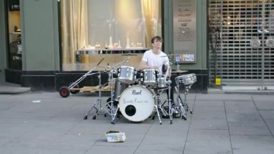 Уличный барабанщик