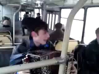 Гармонист отжигает в троллейбусе