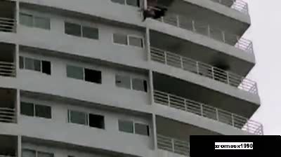 Промахнулся немного не долетел до бассейна ...