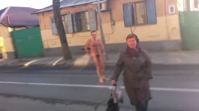 В Ростове-на-Дону голый мужчина пытался остановить автобус