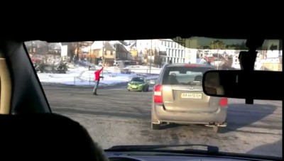 Облик современной Украины: девушка с помощью биты регулирует движение на перекрестке