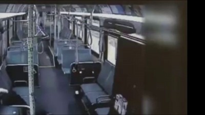 Водитель автобуса избивает задремавшего пассажира .