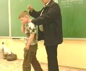 Папаша воспитывает чужого ребенка в школе