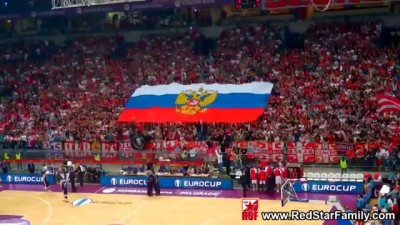 Российский флаг на трибуне в Сербии.Болельщики напевают "Катюшу"