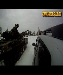 Танк Т-90 и Прадо