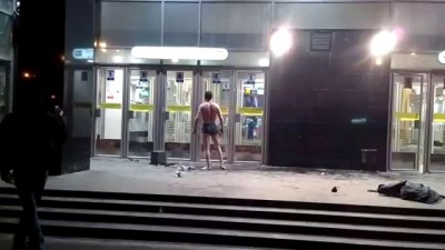 Пьяный пытается попасть в метро