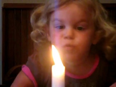 Ребенок всеми силами пытается задуть свечку :)