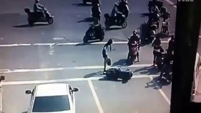 После аварии парень избивает девушку