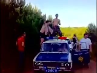 Менты танцуют на машине ДПС
