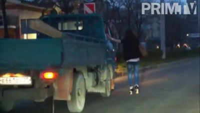 Девушки во Владивостоке ехали из клуба на грузовике
