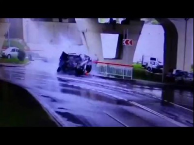 Range Rover упал с моста в Сочи