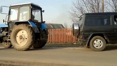 Кто сильней? Mercedes vs traktor!!!