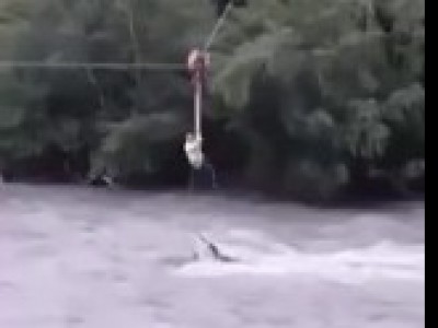 Прыжок в тандеме с тарзанки. Несчастные случаи на тарзанке. Несчастные случаи на тарзанке. Прыжки с тарзанки дети. Прыжок с тарзанки в москве.