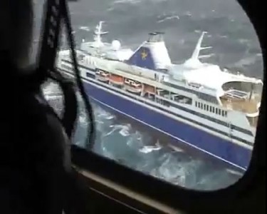 Небольшой круизный лайнер попал в шторм
