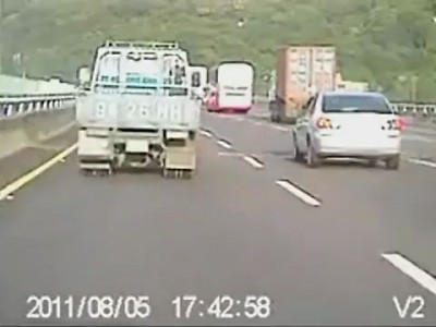 Авария грузовика на хайвее