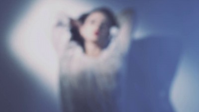 Красотка позирует