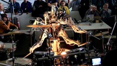 Робот исполняет на барабанах