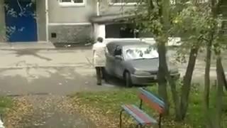 "Бабка на х..й рвёт тачку!"