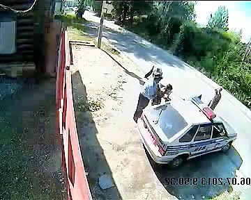 Чел за забором