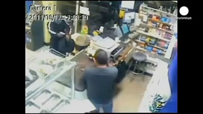 Продавец с мачете прогнал грабителя из магазина в США