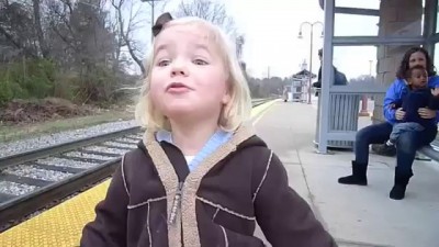 Реакция маленькой девочки на прибывающий поезд | mnogabukaff.net