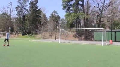 Трюки девушки с футбольным мячом