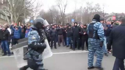 Люди встречают "Беркут". Донецк 23.02.2014