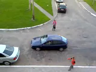 Очередная попытка женщины припарковать машину