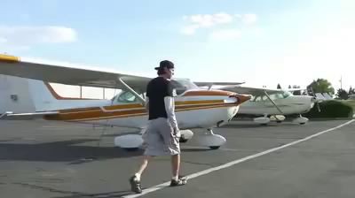 Прыжок из самолета без парашюта и успешное приземление