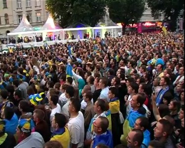 Fans sing Ukrainian anthem | Національний гімн, 11.06.12