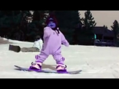 годовалый ребенок на сноуборде