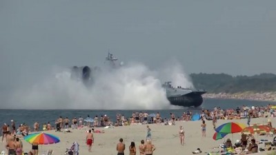 Десантный корабль "Зубр" выплыл на пляж