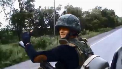 Бойцы Новороссии въезжают в Донецк на бронетехнике