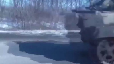 Боец ВСУ упал на скорости с БМП 19.02.15 War in Ukraine