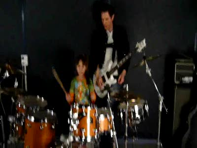 Девочка играет на барабанах