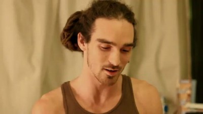 Чувак ест скорпиона