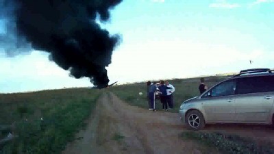 АН-2 горит на проселочной дороге