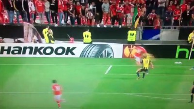 [Benfica-Fenerbahce] Gökhan gets kicked !