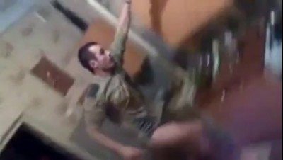 мужик залез на шкаф и красиво ёбнулся xD