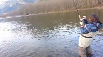 Дама на рыбалке