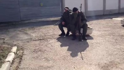 Разговор с российскими военными в Крыму. Себя охраняют от самого себя.