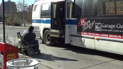 Инвалид колясочник в New York на подъемнике в автобус