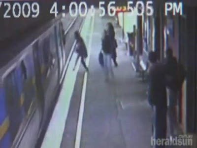 Коляска упала под поезд в метро