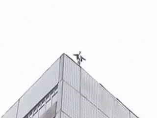 Парень упал с 9 этажа и...