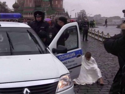 Художник Павленский  прибил яйца гвоздём на Красной площади