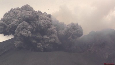 Мощная ударная волна при взрывном извержении вулкана Сакурадзима, Япония
