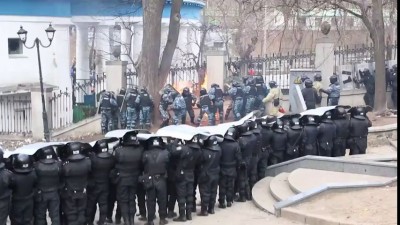 Противостояние противников украинской власти и милиции в центре Киева