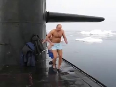 Russian Navy Officers Swim in Arctics, Close to North Pole